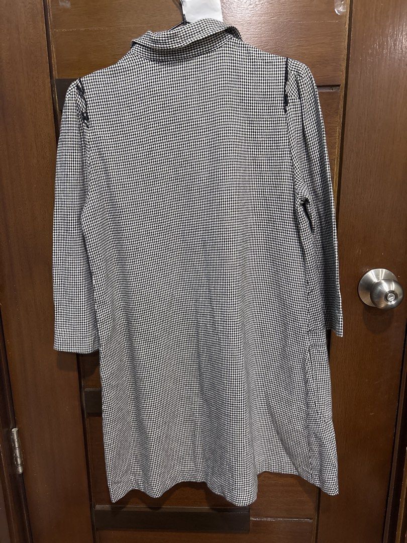 Zara Houndstooth Zip Neck Dress Size M (Category: Dresses) located in Mandaluyong City. Submitted by clothescarousel (Listing ID 1467239612, Image 3). Description: - Brand: Zara - Size: M (Made in Morocco) - Color/Pattern: Classic black and white houndstooth - Features: Half-zip front collar, long sleeves, two front pockets - Condition: Excellent, no flaws found - Style: Versatile for work or casual wear.