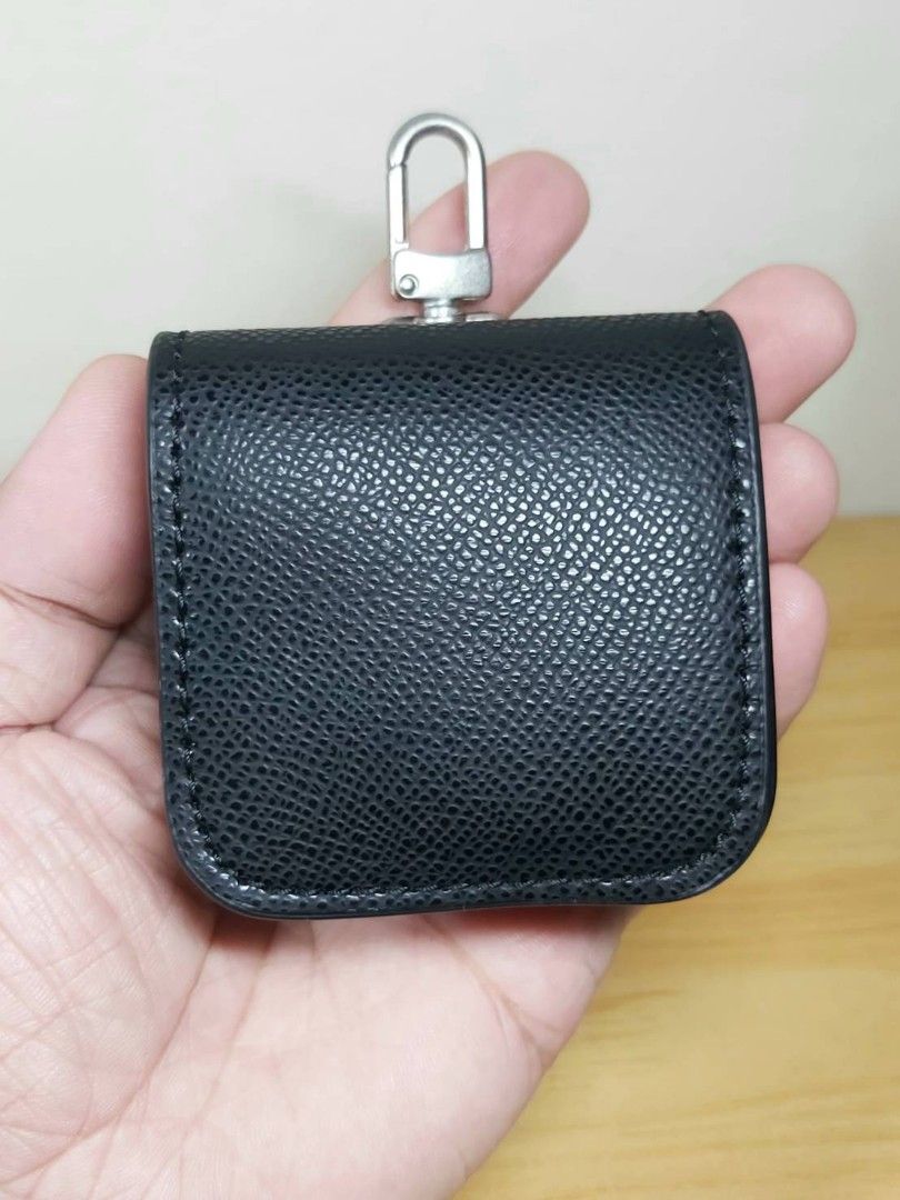 ZARA LEATHER EARPODS CASE (Category: Cases & Sleeves) located in Bulacan. Submitted by nansantiago (Listing ID 1467354769, Image 1). Description: ZARA LEATHER EARPODS CASE 🏷️ ₱250‼️ 📍 Location: Plaridel, Bulacan 💸 Mode of Payments: Gcash / BPI 📦 Pick-up / Ship 🚚 Couriers : Flash Express / SPX / Lalamove.