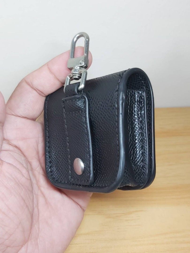 ZARA LEATHER EARPODS CASE (Category: Cases & Sleeves) located in Bulacan. Submitted by nansantiago (Listing ID 1467354769, Image 2). Description: ZARA LEATHER EARPODS CASE 🏷️ ₱250‼️ 📍 Location: Plaridel, Bulacan 💸 Mode of Payments: Gcash / BPI 📦 Pick-up / Ship 🚚 Couriers : Flash Express / SPX / Lalamove.