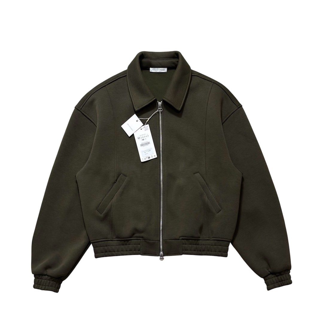ZARA MAN CROPPED FIT TECHNICAL JACKET ( HEAVY WEIGHT ) (Category: Coats, Jackets and Outerwear) located in Pasig City. Submitted by realversion_apparel (Listing ID 1467289375, Image 1). Description: CONDITION: BRAND NEW WITH TAGS SIZE: MEDIUM COLOR: OLIVE MOP: - GOTYME - GCASH - MARIBANK COURIER: - LALAMOVE FOR SAME DAY DELIVERY - J&T FOR OUTSIDE MM NOTE: COLOR MAY VARY DUE TO LIGHTING MEASUREMENTS: LENGTH: 24 WIDTH: 23 SLEEVE: 23 SHOULDER: 23 1/