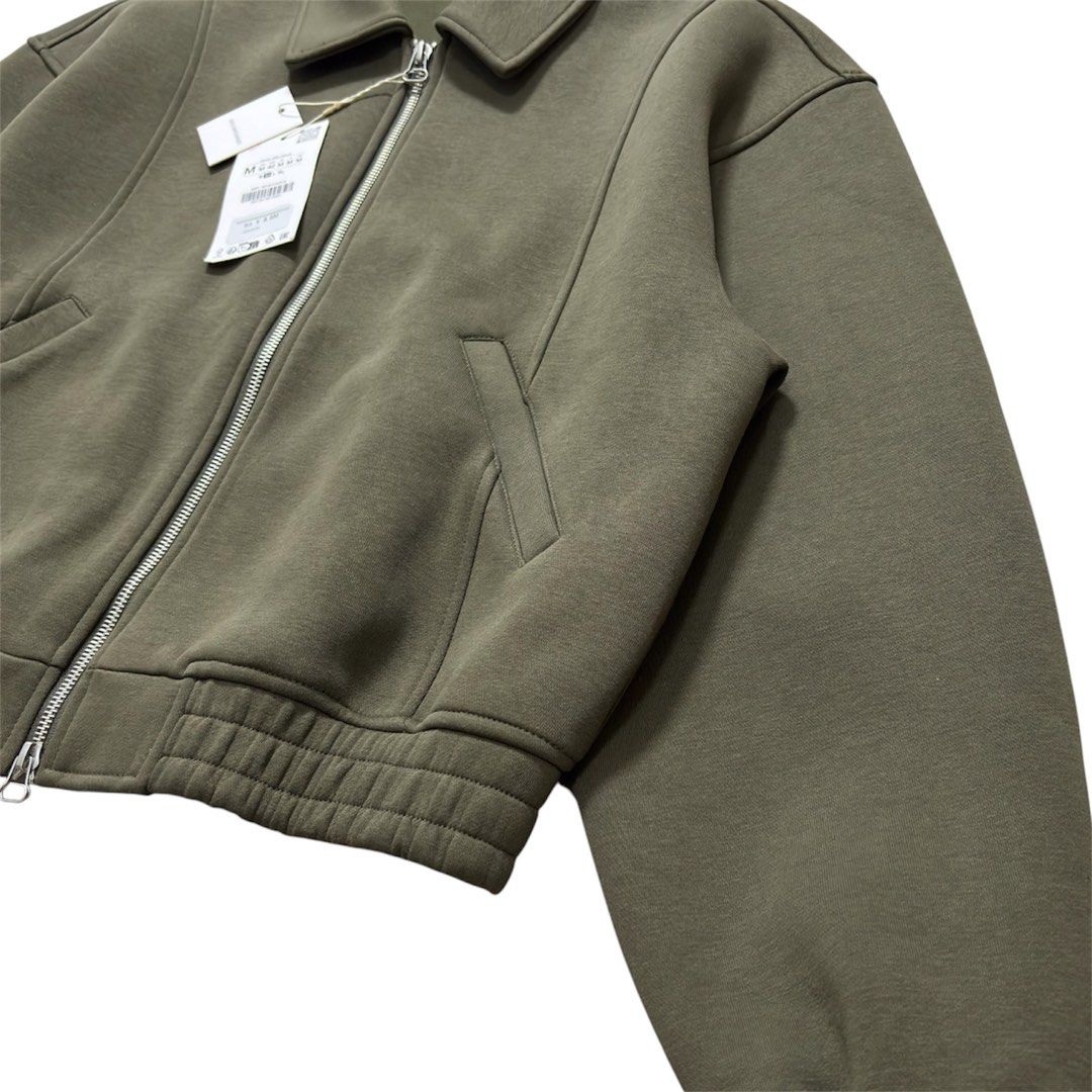 ZARA MAN CROPPED FIT TECHNICAL JACKET ( HEAVY WEIGHT ) (Category: Coats, Jackets and Outerwear) located in Pasig City. Submitted by realversion_apparel (Listing ID 1467289375, Image 2). Description: CONDITION: BRAND NEW WITH TAGS SIZE: MEDIUM COLOR: OLIVE MOP: - GOTYME - GCASH - MARIBANK COURIER: - LALAMOVE FOR SAME DAY DELIVERY - J&T FOR OUTSIDE MM NOTE: COLOR MAY VARY DUE TO LIGHTING MEASUREMENTS: LENGTH: 24 WIDTH: 23 SLEEVE: 23 SHOULDER: 23 1/