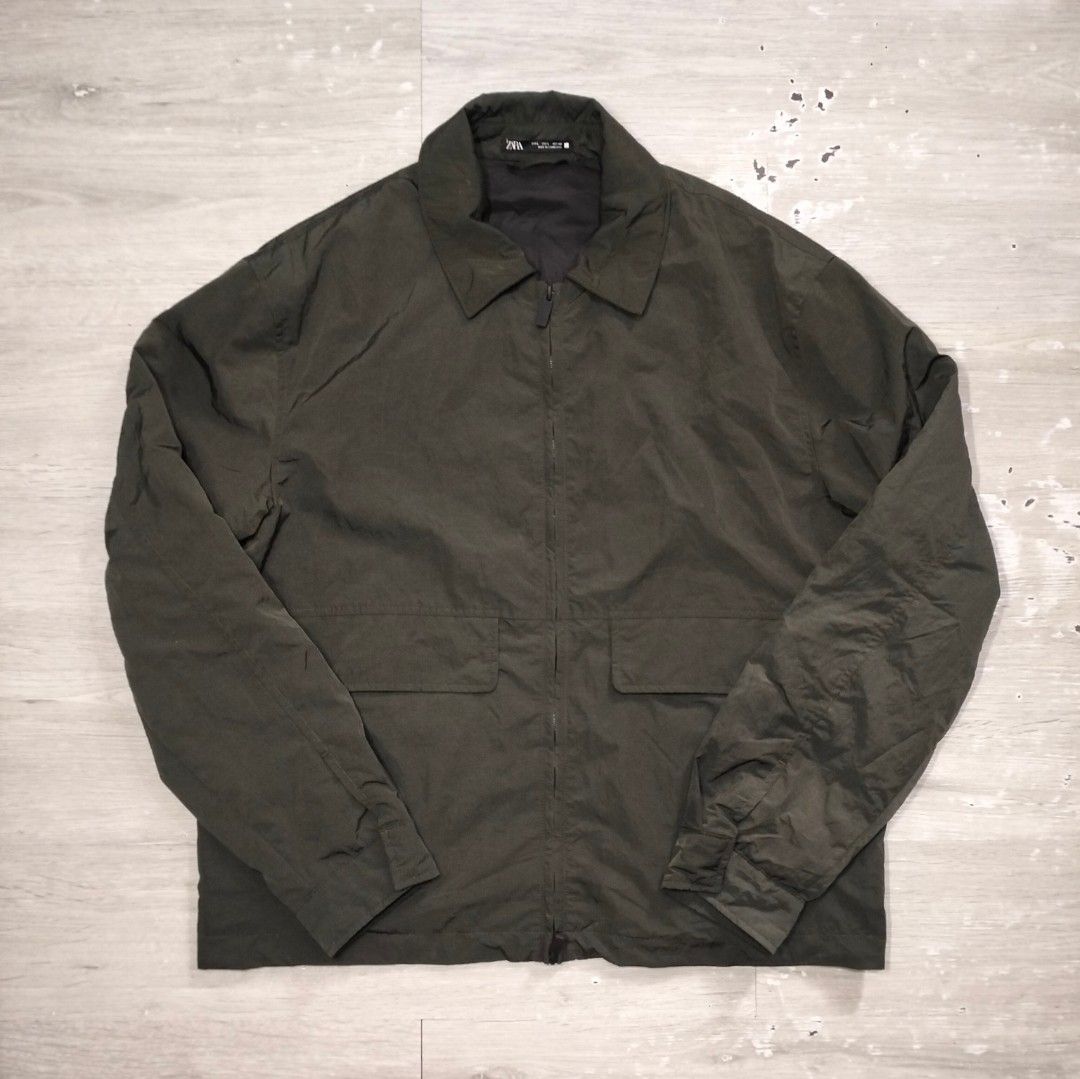 ZARA Men's Zip-up Technical Jacket (L/dark olive) (Category: Coats, Jackets and Outerwear) located in Malabon City. Submitted by eligadz (Listing ID 1467213214, Image 1). Description: Preloved Condition 10/10 Brand new condition Size L, fits up to XL W 24.75 x L 28 in. Color: dark olive Light, stylish and comfy Light-padded lining. Oks pang-roadtrip sa Baguio/Tagatay. Pockets: 2 sides, 2 front, 1 internal zip No issues or flaws 1790+sf Thanks.