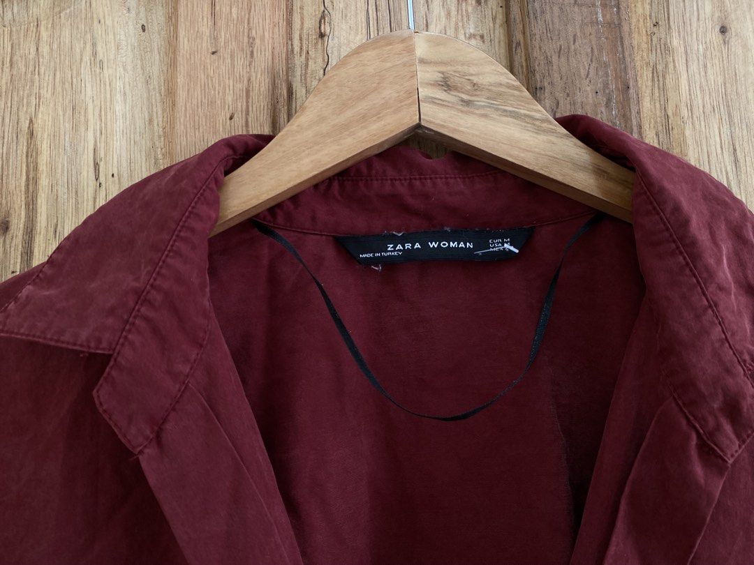 ZARA OFFICE TOP (Category: Other Bottoms) located in La Trinidad. Submitted by sencillolamoda2600 (Listing ID 1467262999, Image 3). Description: Medium size Batwing sleeves with deep V neck line Super nice! .
