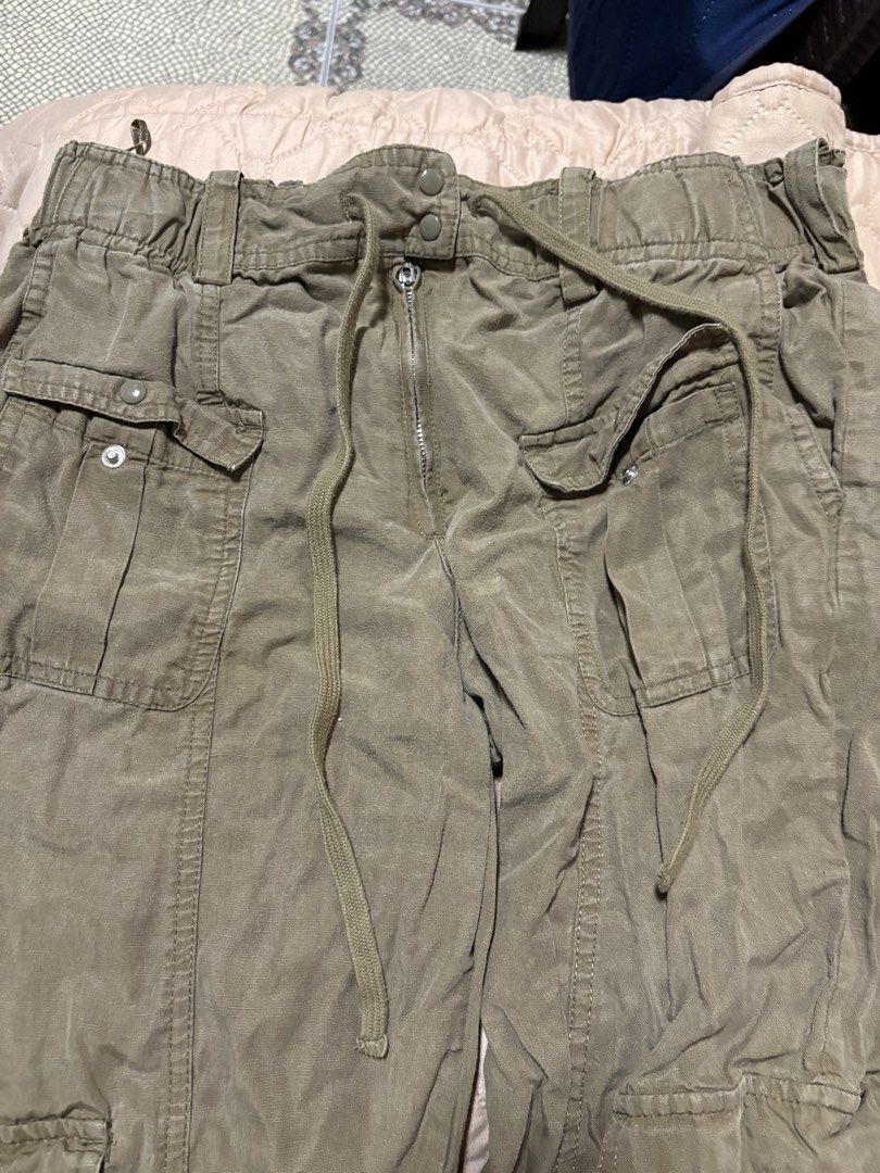 ZARA Olive Green Cargo Pants (Category: Jeans) located in Quezon City. Submitted by jinnysells (Listing ID 1467350372, Image 2). Description: - Size: L - Waist: Elastic waistband with drawstring tie and zipper fly - Fit: Relaxed utility style - Pockets: Multiple utility pockets on front, sides, and back (8 pockets) - length: 35 inches.