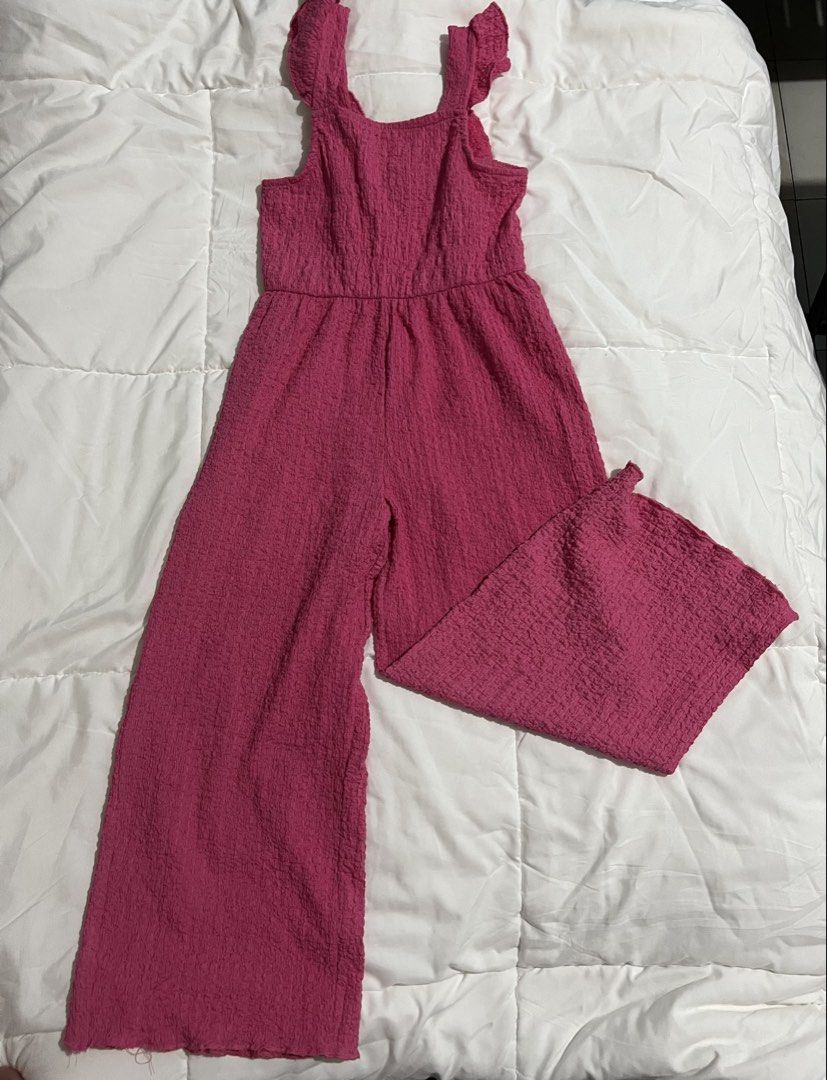 Zara Pink Crinkle Ruffle Jumpsuit Size 7 122 (Category: Babies & Kids Fashion) located in Catbalogan. Submitted by declutterfind (Listing ID 1467347488, Image 1). Description: - Brand: Zara - Color: Bright Pink - Size: 7 (Height 122cm) - Material: Lightweight crinkle fabric - Features: Ruffled straps, open back, smocked elastic stitching - Fit: Wide leg, easy pull-on style.