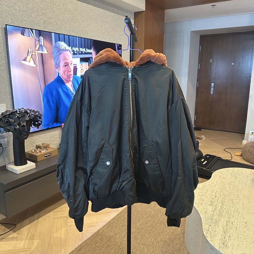 Zara reversible winter bomber jacket (Category: Coats, Jackets and Outerwear) located in Pasig City. Submitted by ynahperez (Listing ID 1467309725, Image 1). Description: .