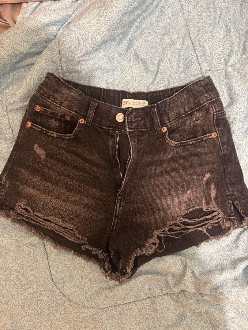 Zara shorts (Category: Shorts) located in Manila. Submitted by ilyhana444 (Listing ID 1467327474, Image 1). Description: Adjustable best fits US 00-02 (I am US 02) Gcash Payment Payment first no COD Lalamove or GoGoExpress delivery delivery fee must be shouldered by buyer. No Last Price No reservation (tags) Brandy Melville Hollister Edikted Subdued Zara Mango.