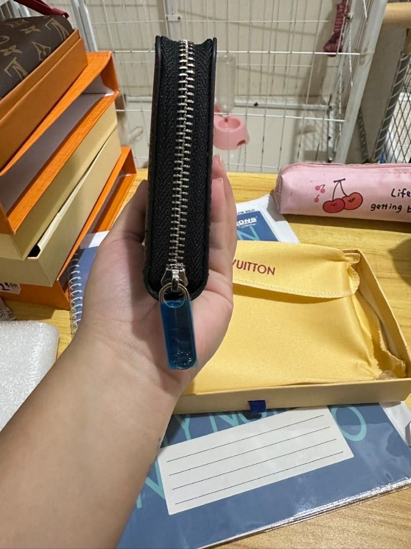 0n Sale Coded 3Lvi Long Wallet (Category: Wallets & Card holders) located in Binmaley. Submitted by amayscollections2 (Listing ID 1467372126, Image 3). Description: 0n Sale Coded 3Lvi Long Wallet with box and dustbag super gandara in person for only: ₱550+sf payment first ₱620+sf cash on delivery.
