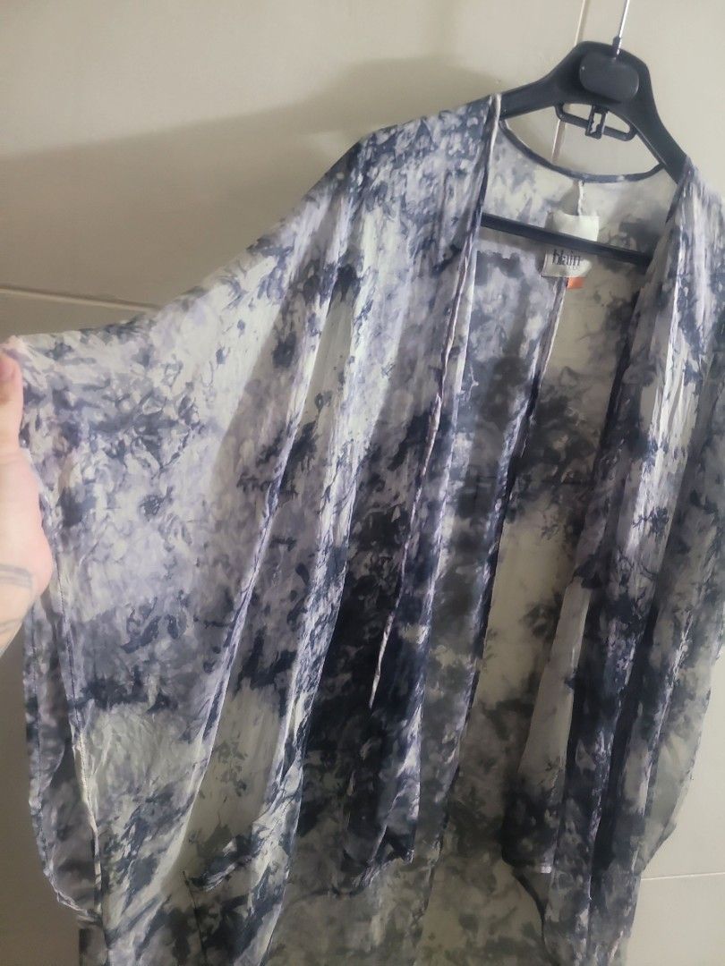 100%Silk Blain USA Long Kimono (Category: Coats, Jackets and Outerwear) located in Los Banos. Submitted by lopecruz (Listing ID 1467464576, Image 2). Description: 100%SILK one size no flaws, like new.