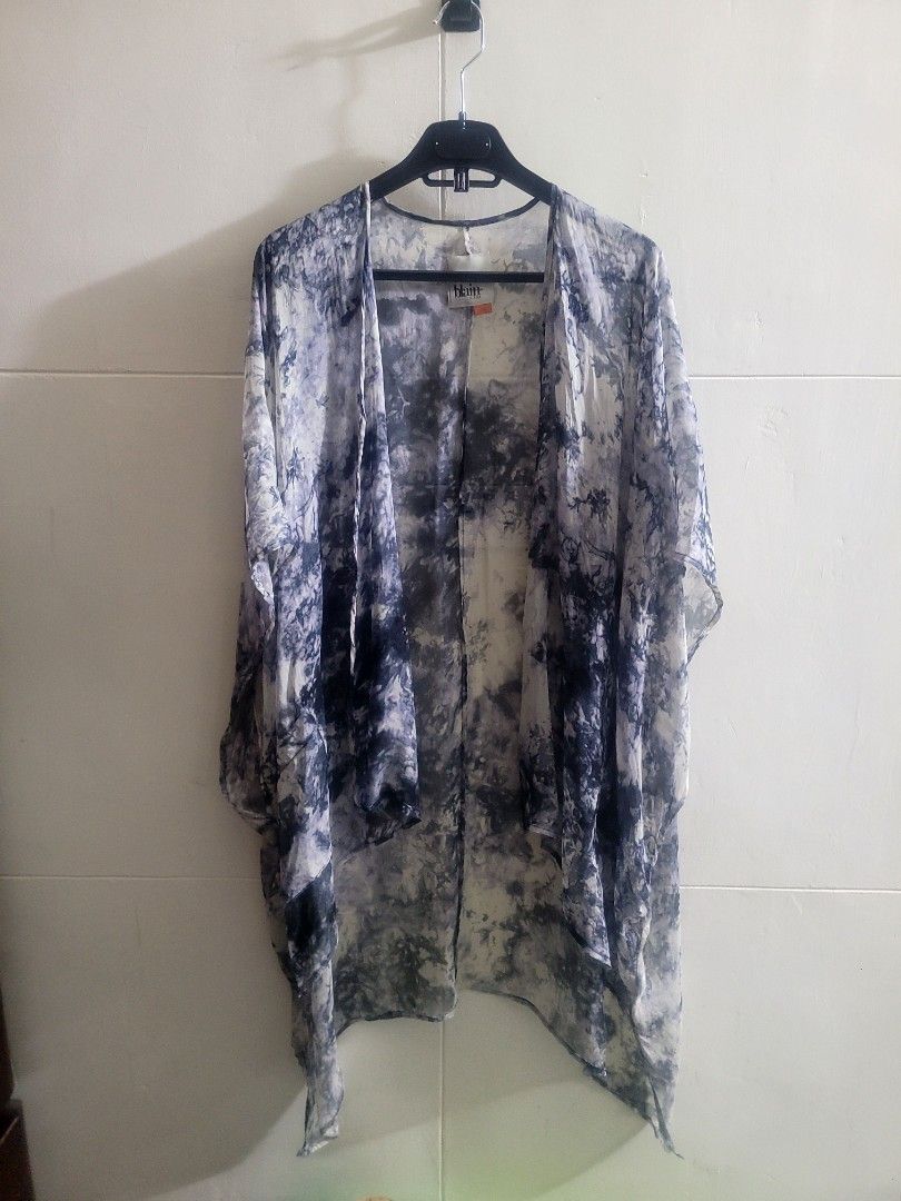 100%Silk Blain USA Long Kimono (Category: Coats, Jackets and Outerwear) located in Los Banos. Submitted by lopecruz (Listing ID 1467464576, Image 1). Description: 100%SILK one size no flaws, like new.