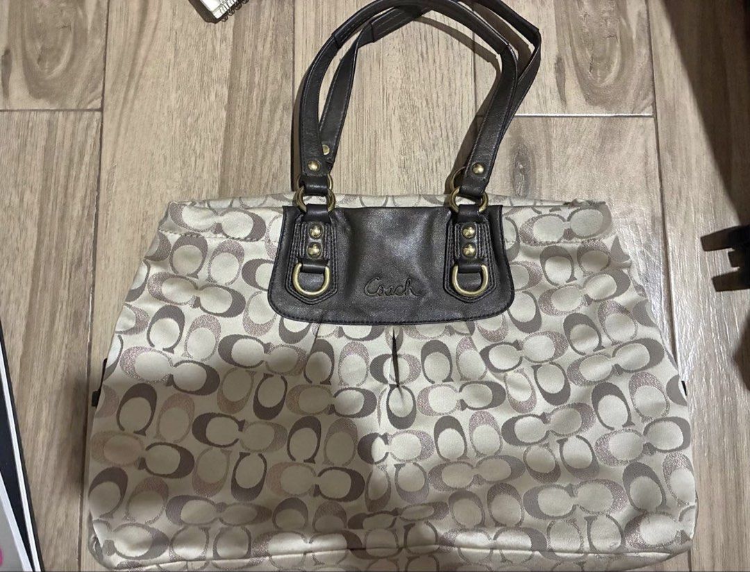 2000s Coach Ashley (Category: Luxury Bags & Wallets) located in Dumaguete. Submitted by sellie06 (Listing ID 1467501221, Image 1). Description: .