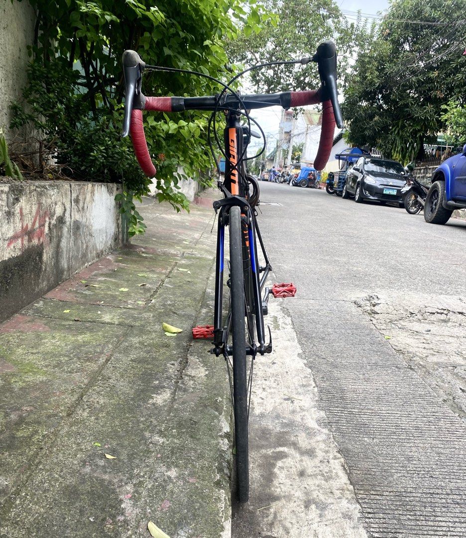 2017 Giant Contend 1 Bike (Category: Bicycles) located in Bulacan. Submitted by Padmeph (Listing ID 1467423654, Image 2). Description: RFS: Upgrade Stock parts Frame: Aluminumt Suspension: Rigid Fork: Carbon Wheels: 700c Aluminum Drivetrain: 2 × 9 Groupset: Sora Frame size: Small.