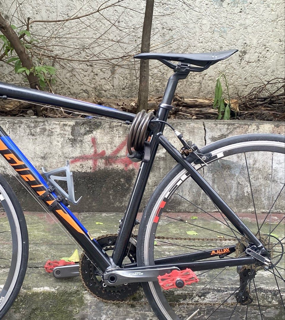 2017 Giant Contend 1 Bike (Category: Bicycles) located in Bulacan. Submitted by Padmeph (Listing ID 1467423654, Image 3). Description: RFS: Upgrade Stock parts Frame: Aluminumt Suspension: Rigid Fork: Carbon Wheels: 700c Aluminum Drivetrain: 2 × 9 Groupset: Sora Frame size: Small.