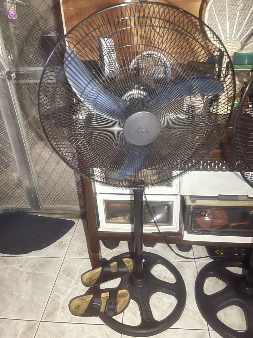 20 inch industrial electric fan (Category: Fans) located in Quezon City. Submitted by hacinegaw (Listing ID 1467459596, Image 1). Description: Bought 2018 at SM APPLIANCE CENTER for 3000.++ Selling low and have 2 of this and only one always using No issue Super lakas ng hangin Grab it now.