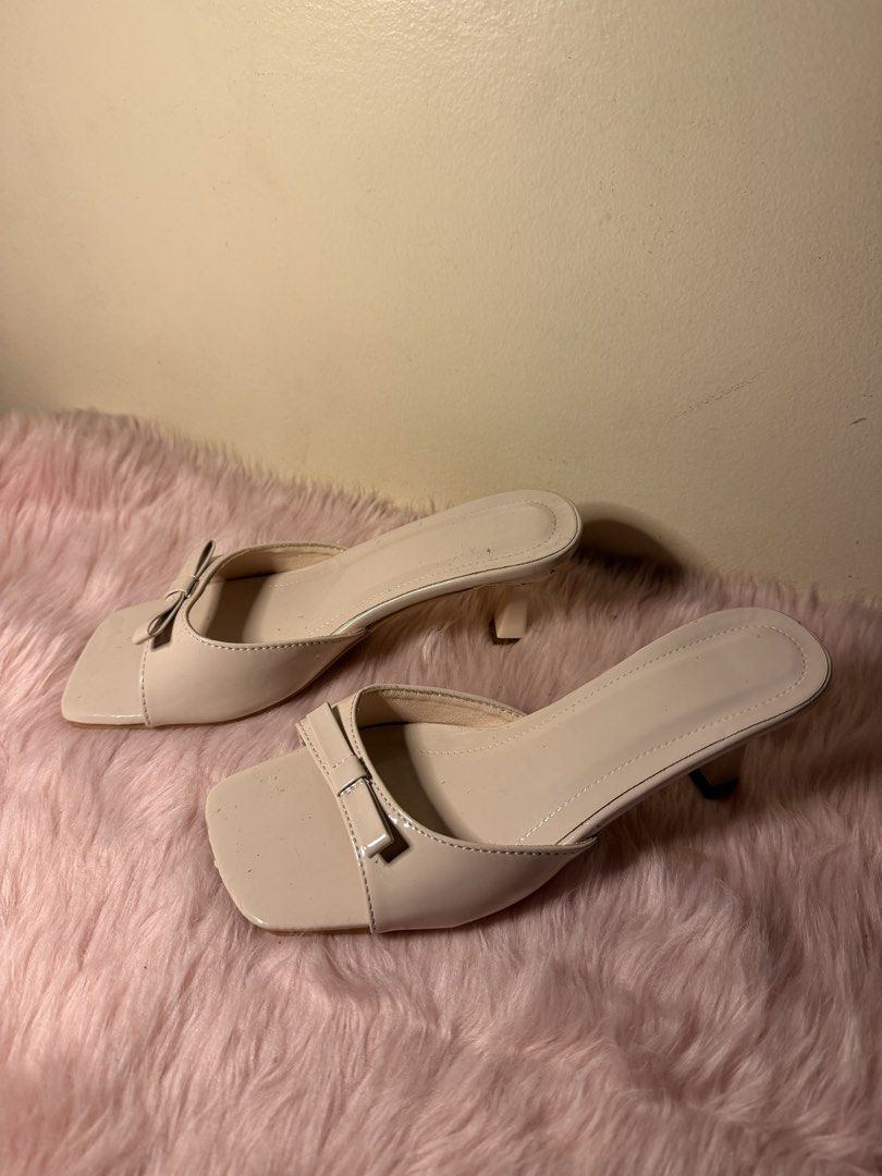 2 inches bow sandals nude khaki (Category: Sandals) located in Daraga. Submitted by littlemissdeclutter.wtme (Listing ID 1467578492, Image 3). Description: 2.1 inches stiletto bow mid heel sandals - size 35 - used once only.