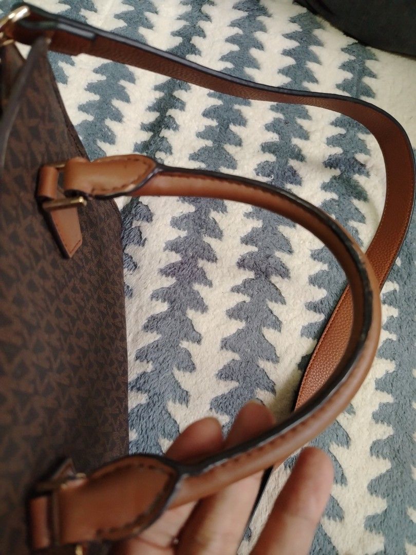 2way bag Mk (Category: Cross-body Bags) located in Rizal. Submitted by sanjane (Listing ID 1467513036, Image 3). Description: .