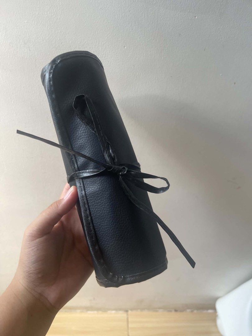 32pcs Make up brush with pouch (Category: Makeup) located in Manila. Submitted by jaynefej (Listing ID 1467436783, Image 2). Description: .