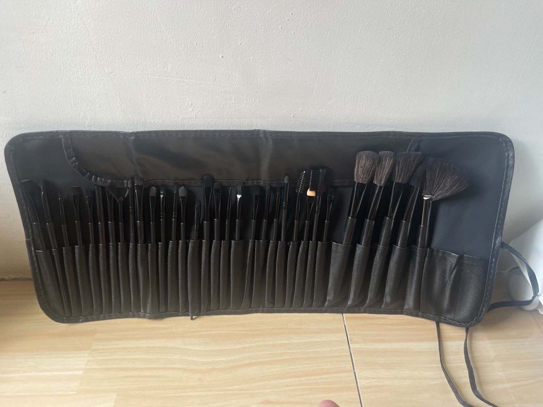 32pcs Make up brush with pouch (Category: Makeup) located in Manila. Submitted by jaynefej (Listing ID 1467436783, Image 1). Description: .