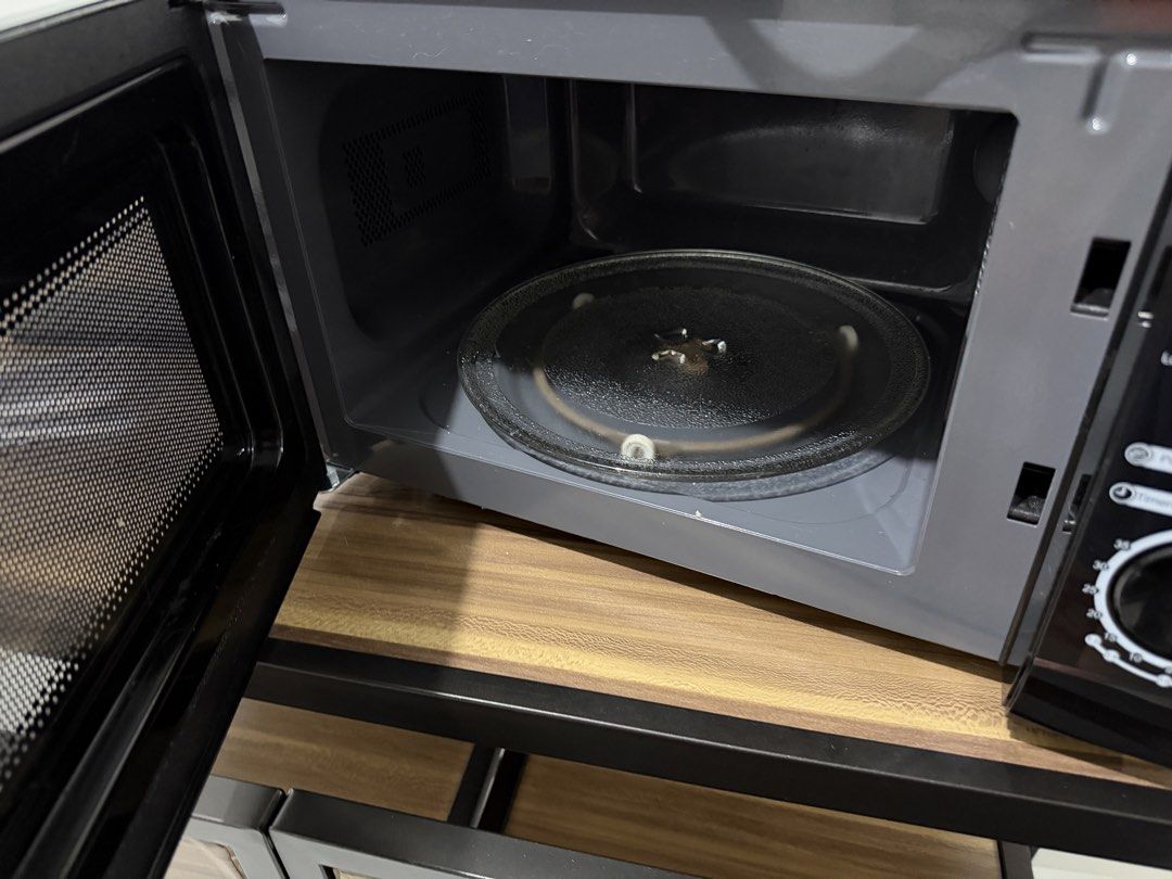 3month Old Eureka Microwave Oven 20L EMO-20L Black (Category: Other Kitchen Appliances) located in Quezon City. Submitted by xsfit (Listing ID 1467488857, Image 2). Description: -3 months used - No issues of defects.