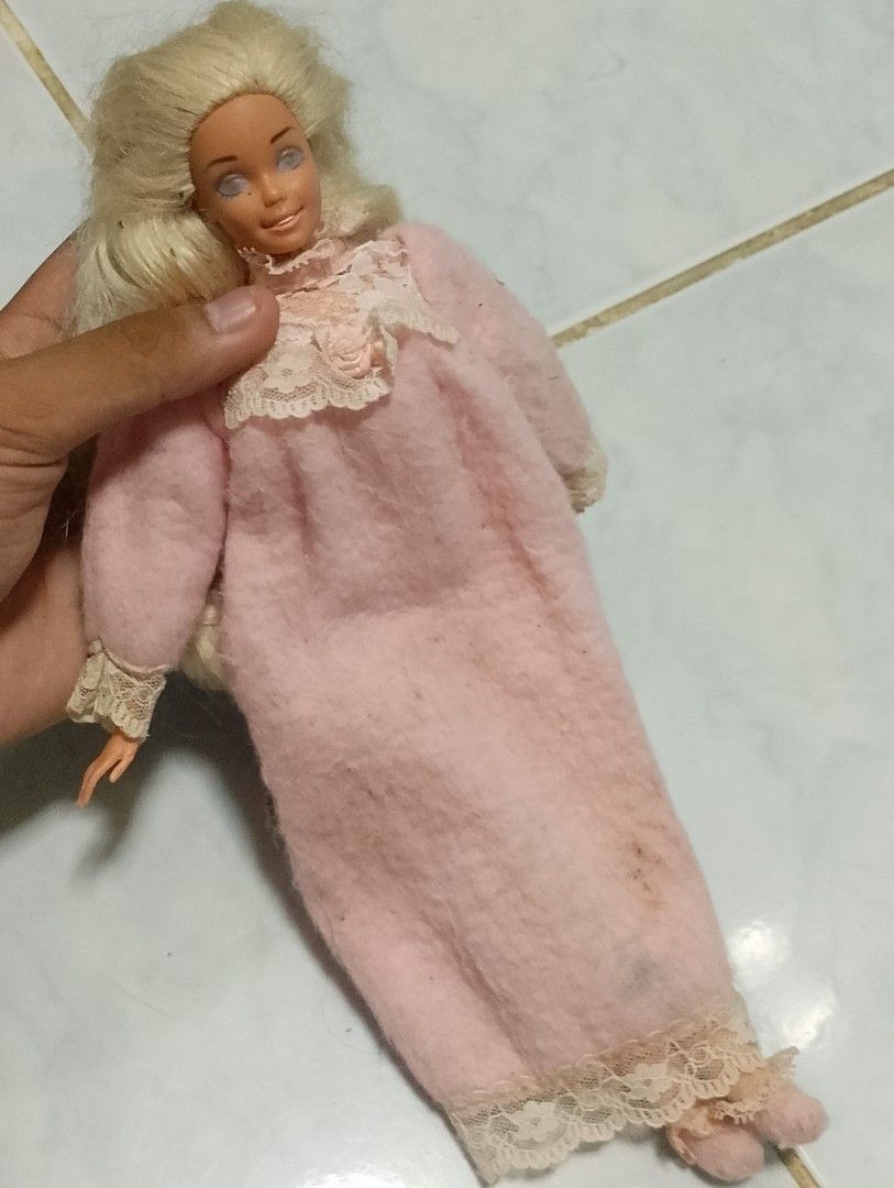 90s barbie bedtime doll (Category: Kids Toys) located in Santo Domingo. Submitted by glitterpinkgloss (Listing ID 1467509202, Image 2). Description: -may kagats sa kamay -needs hairspa and cleaning -wyswyg as is -manage your expectations .