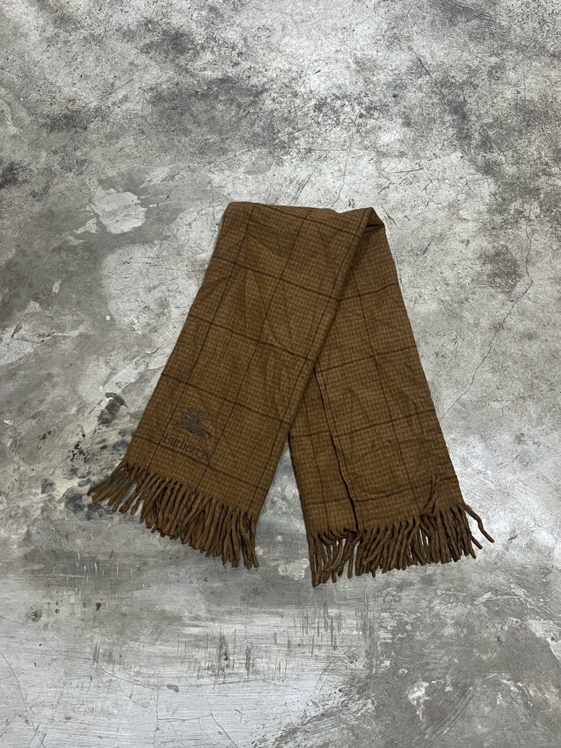 90’s Burberrys Plaid Brown Wool Scarf (Category: Scarves) located in Naga. Submitted by nowhere_archive_shop (Listing ID 1467508443, Image 2). Description: - Authentic Vintage Burberrys Brown Plaid Scarf - Material: 100% new wool for ultimate warmth - Dimensions: 65cm x 120cm (including fringe) - Accents: Classic logo patch and embroidered equestrian knight logo near the hem - Design: Fringed ends on both sides Good Condition No Issue DM.
