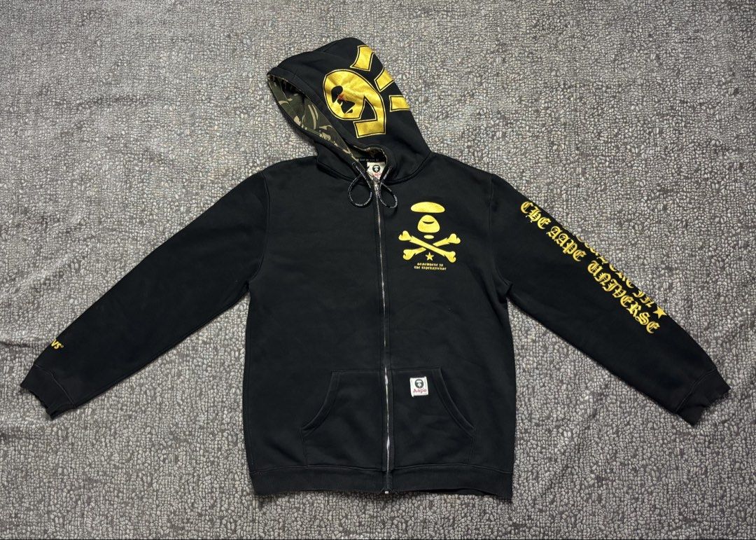 AAPE ZIP UP SEMI CAMO (Category: Coats, Jackets and Outerwear) located in Rizal. Submitted by atienzagab03942 (Listing ID 1467500716, Image 1). Description: 23 by 28 Complete tags Semi camo hood Issue: crack prints .