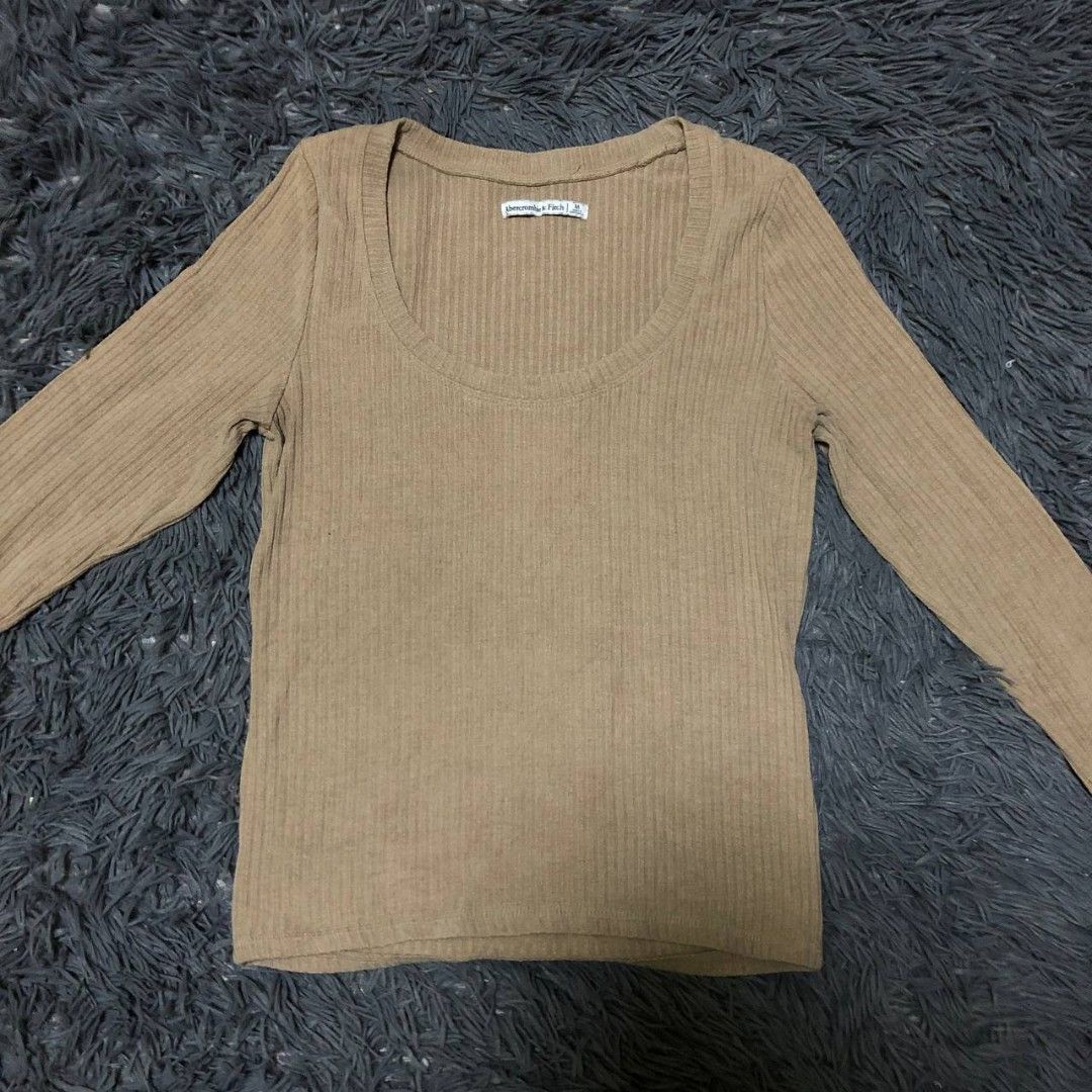 Abercrombie & Fitch Sweater (Category: Activewear) located in Camiling. Submitted by thriftscape2024 (Listing ID 1467552208, Image 1). Description: Excellent Condition Color rate: 9/10 Issue: ❌❌❌ Dimes: W14xL21.