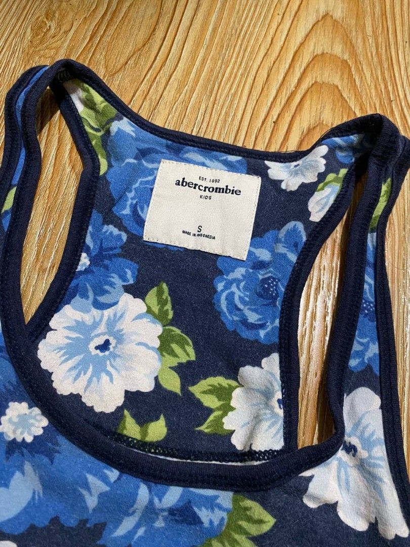 ABERCROMBIE || Y2K (Category: Sleeveless) located in Manila. Submitted by sae.ae (Listing ID 1467522773, Image 2). Description: inch 💠 abercrombie •size s kid can fit small girlies •complete tags •excellent condition issue: none .