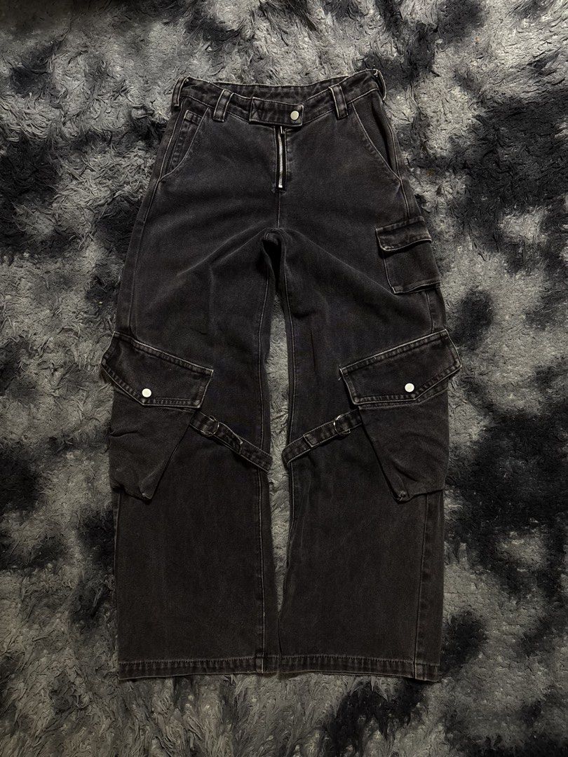 ACID GREY CARGO DENIM (Category: Jeans) located in Manila. Submitted by aeronmaurcio (Listing ID 1467421550, Image 1). Description: ACID GREY CARGO DENIM W- 28 THIGH- 12 L- 41 LEG OPENING- 10.3 .