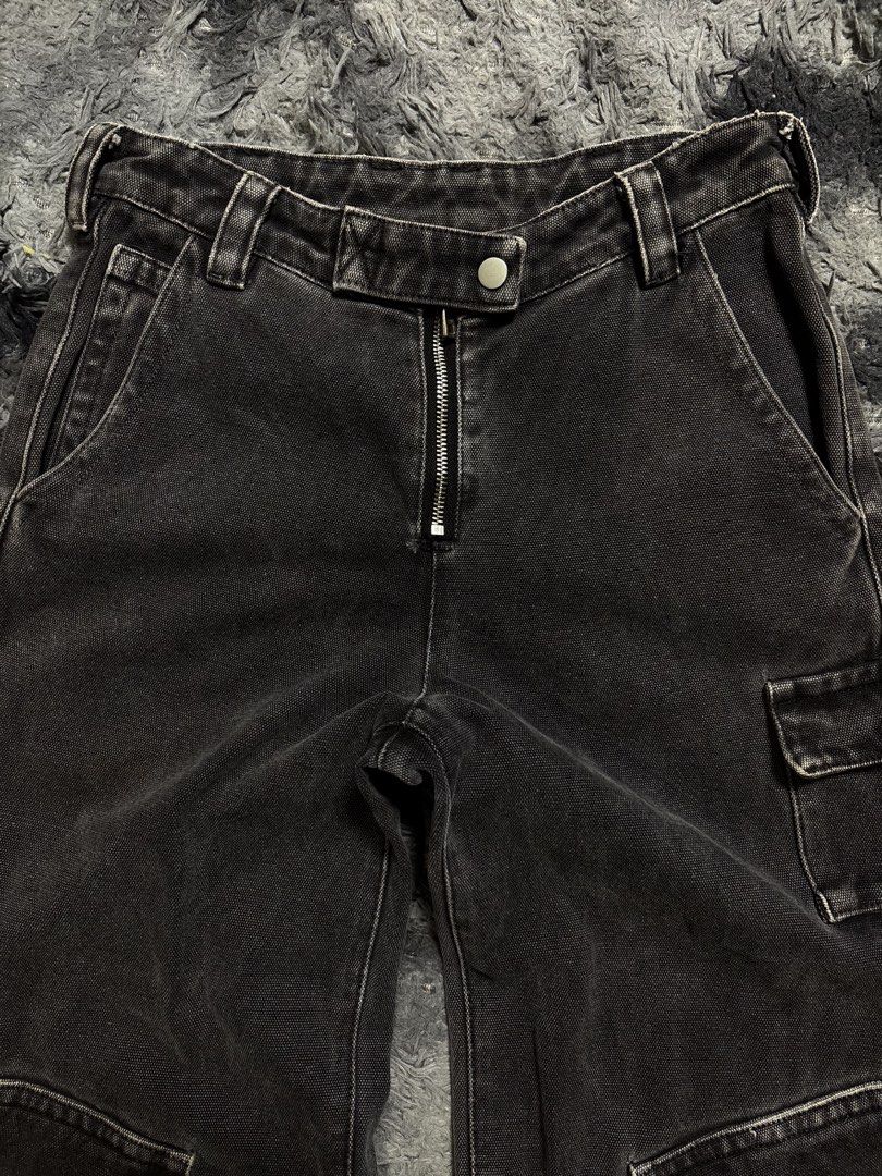 ACID GREY CARGO DENIM (Category: Jeans) located in Manila. Submitted by aeronmaurcio (Listing ID 1467421550, Image 3). Description: ACID GREY CARGO DENIM W- 28 THIGH- 12 L- 41 LEG OPENING- 10.3 .