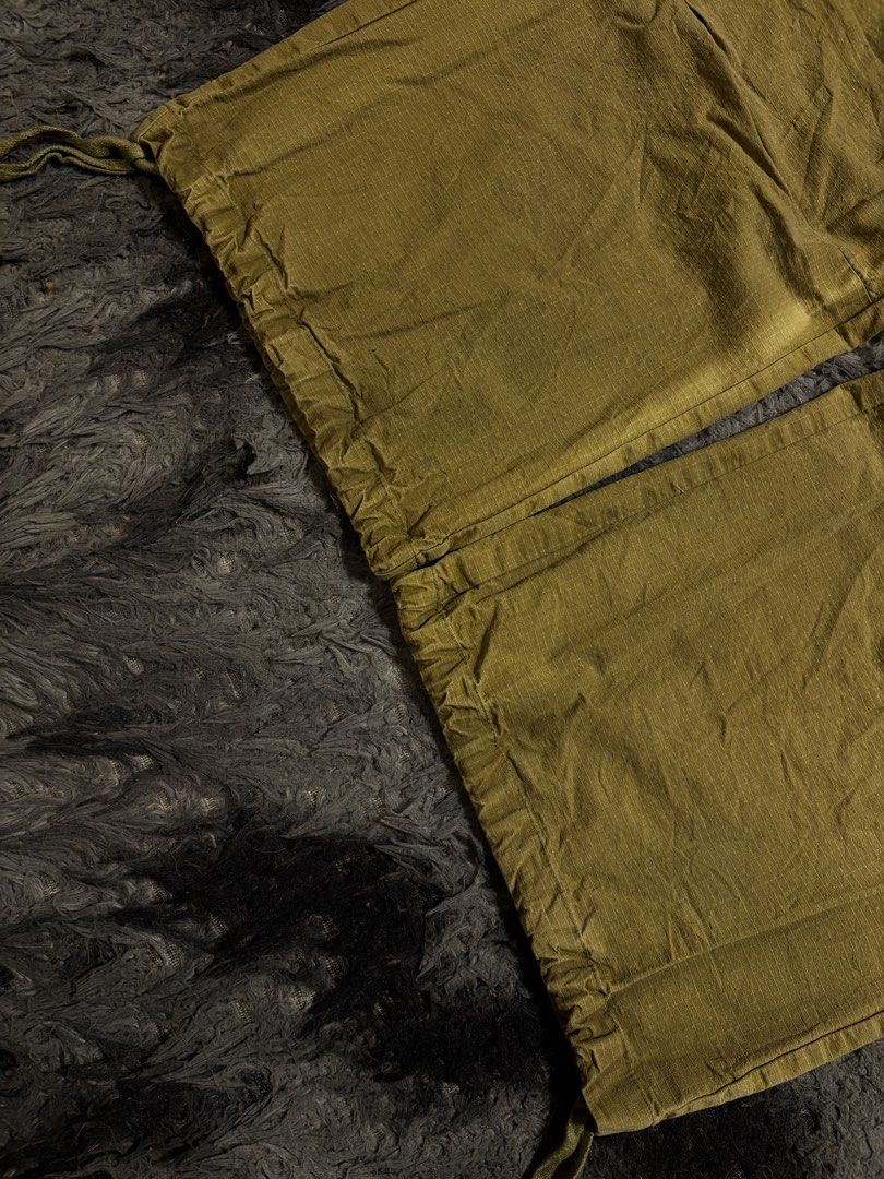 ACMEAURA CARGO PANTS (Category: Jeans) located in Manila. Submitted by aeronmaurcio (Listing ID 1467418711, Image 3). Description: ACMEAURA CARGO PANTS W- 27 THIGH- 13 L- 40 LEG OPENING- 11.5.