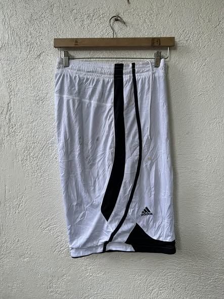 ADIDAS BALLER SHORT (Category: Shorts) located in Caloocan City. Submitted by vntgxlocalsph (Listing ID 1467480389, Image 1). Description: ISSUE : NEED WASH DIMES : 39-44x24x15 NASISIKIPAN PA.