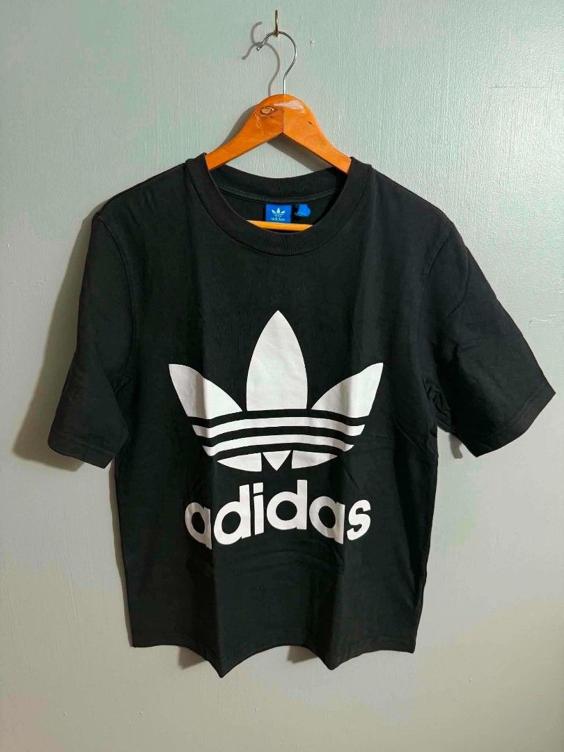 Adidas Big Logo Boxy Tee (Category: Tshirts & Polo Shirts ) located in Caloocan City. Submitted by collectorschoice_ (Listing ID 1467601837, Image 1). Description: Product Description: 📏Waist: 21, 📏Lenght: 28 📌Color rate: 9/10 📌Condition: 9/10 📌Issue: ❌❌❌ 📌Last price: 450 Free shipping thru Jnt 📍All items are personal, washed and ready to wear.