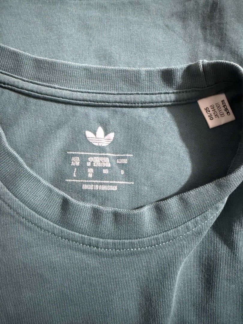 Adidas SHMOOFOIL Heavyweight Tee (Category: Tshirts & Polo Shirts ) located in Caloocan City. Submitted by collectorschoice_ (Listing ID 1467602022, Image 3). Description: Product Description: 📏Waist: 21, 📏Lenght: 27 📌Color rate: 9/10 📌Condition: 9/10 📌Issue: ❌❌❌ 📌Last price: 650 Free shipping thru Jnt 📍All items are personal, washed and ready to wear.