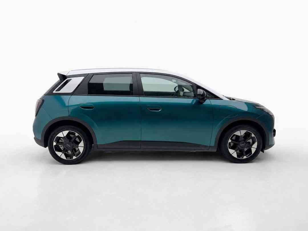 Aion UT Electric Premium (Category: Used Cars) located in Singapore. Submitted by vincar_pre-owned (Listing ID 1467544242, Image 2). Description: A stylish and practical choice for city driving, daily commuting and family use. Enjoy the smooth, quiet and effortless driving experience of an EV without compromising on comfort and practicality. Contact us today to arrange a viewing for this unit at the V1ncar pre-owned showroom now! Features: Powere