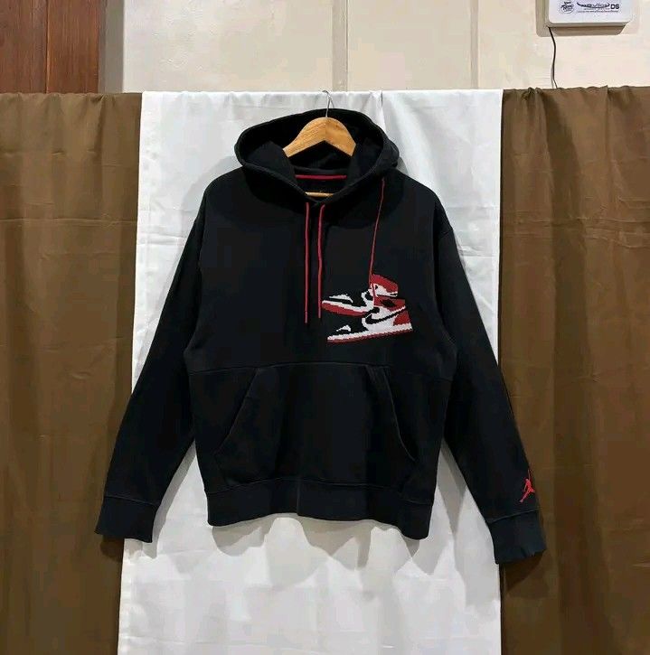 AIR JORDAN HOODIE (Category: Coats, Jackets and Outerwear) located in Manila. Submitted by rei.malaya (Listing ID 1467431171, Image 1). Description: AIR JORDAN HOODIE SIZE:MEDIUM WIDTH:22 LENGTH:26 COLORATE:9.5/10 EXCELLENT CONDITION ISSUE:FRAYED CUFF 550+SF pwede kapa kumurot MOP:GCASH COURIER:JNT LOCATION:BIÑAN LAGUNA.