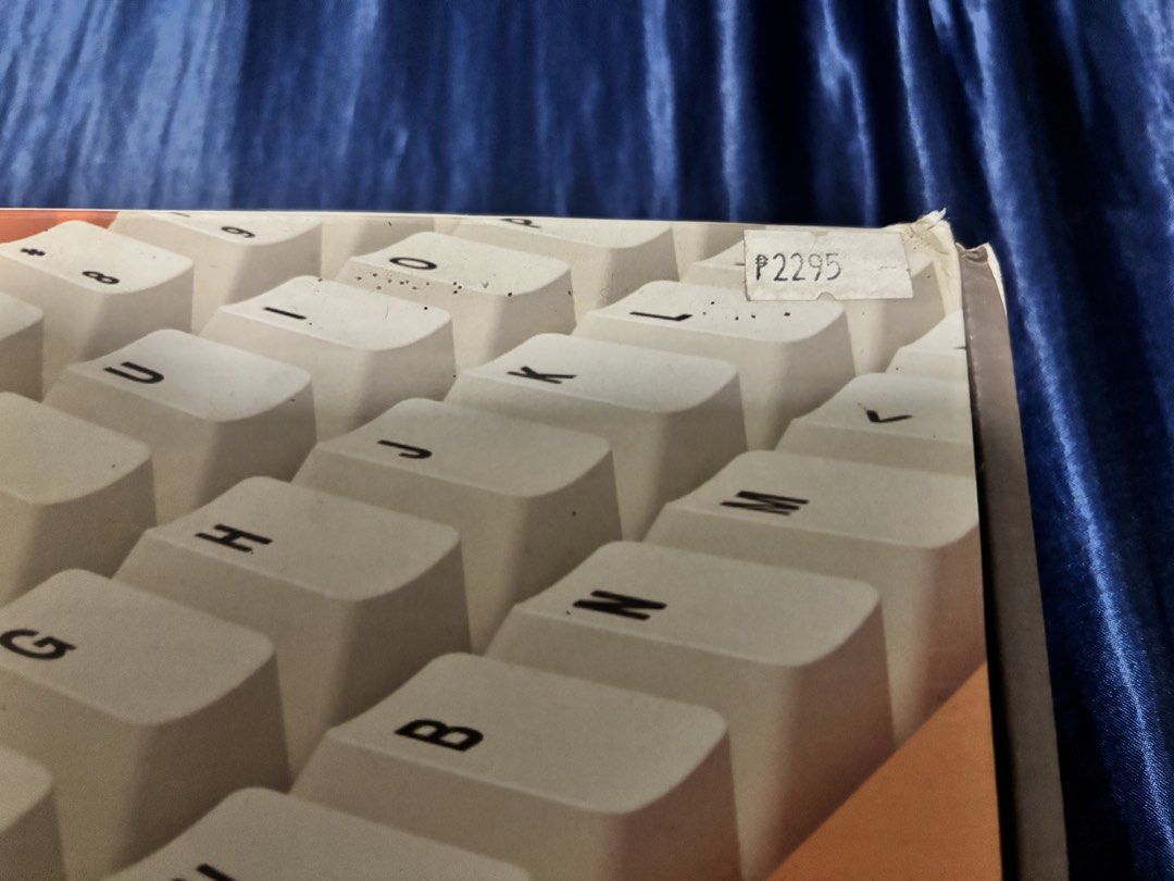 Akko keycap set ORIGINAL (bought in SM) (Category: Other Gadgets) located in Mabalacat. Submitted by preloveditemz622 (Listing ID 1467410720, Image 2). Description: Bought it for ₱2295 in SM Selling for ₱500 𐙚 DISCLAIMER ♡ Please manage your expectations, babes! These are preloved items, so kindly do not expect brand-new conditions. .