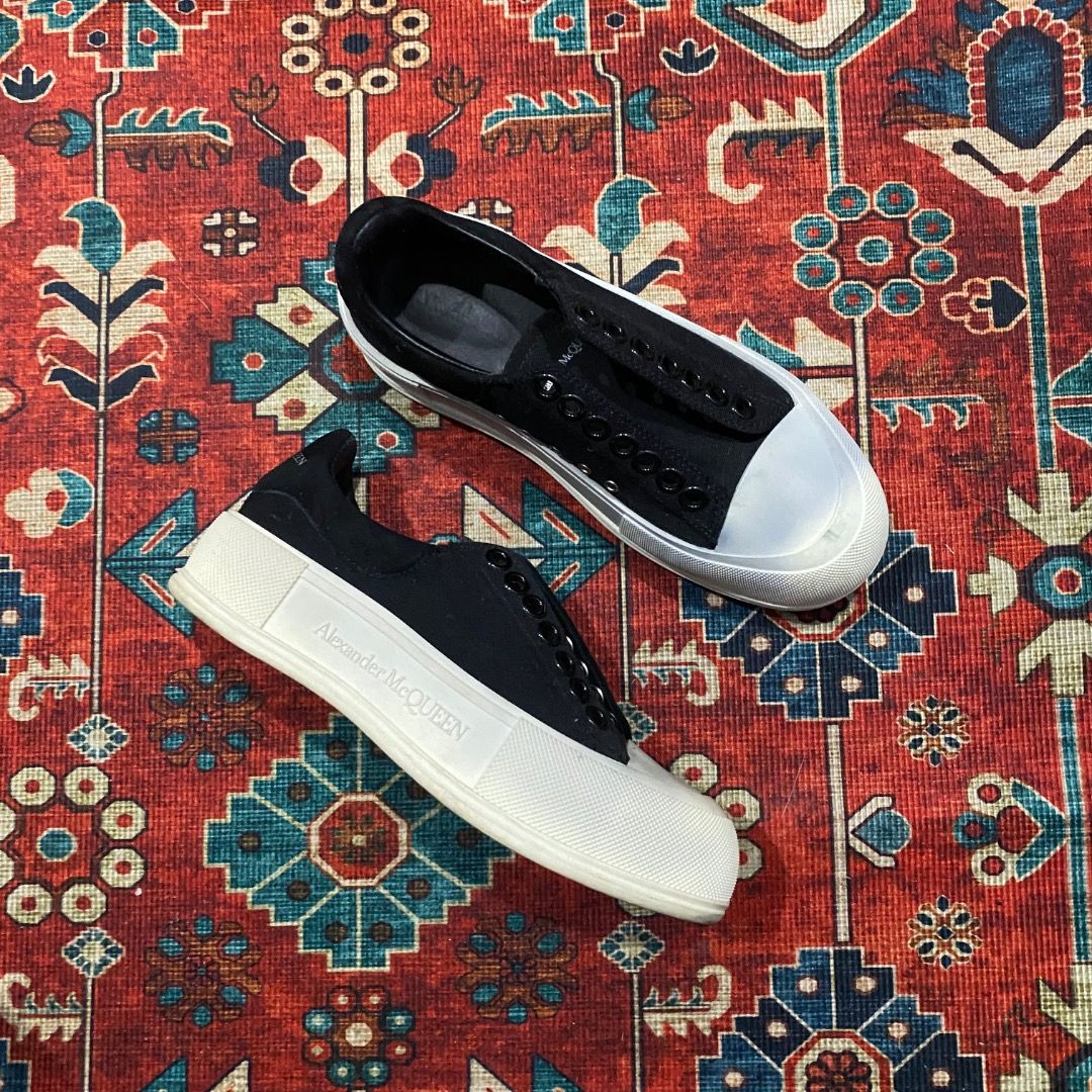 Alexander McQueen Deck Lace Up 35/36 (Category: Sneakers) located in Antipolo. Submitted by bentakahitanoano (Listing ID 1467492783, Image 3). Description: Still wearable Size 35 fits 36 womens Missing lace and minor discoloration.