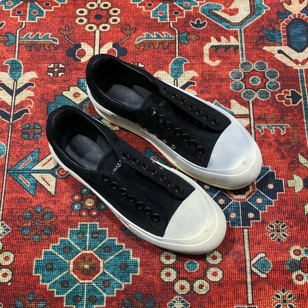 Alexander McQueen Deck Lace Up 35/36 (Category: Sneakers) located in Antipolo. Submitted by bentakahitanoano (Listing ID 1467492783, Image 2). Description: Still wearable Size 35 fits 36 womens Missing lace and minor discoloration.