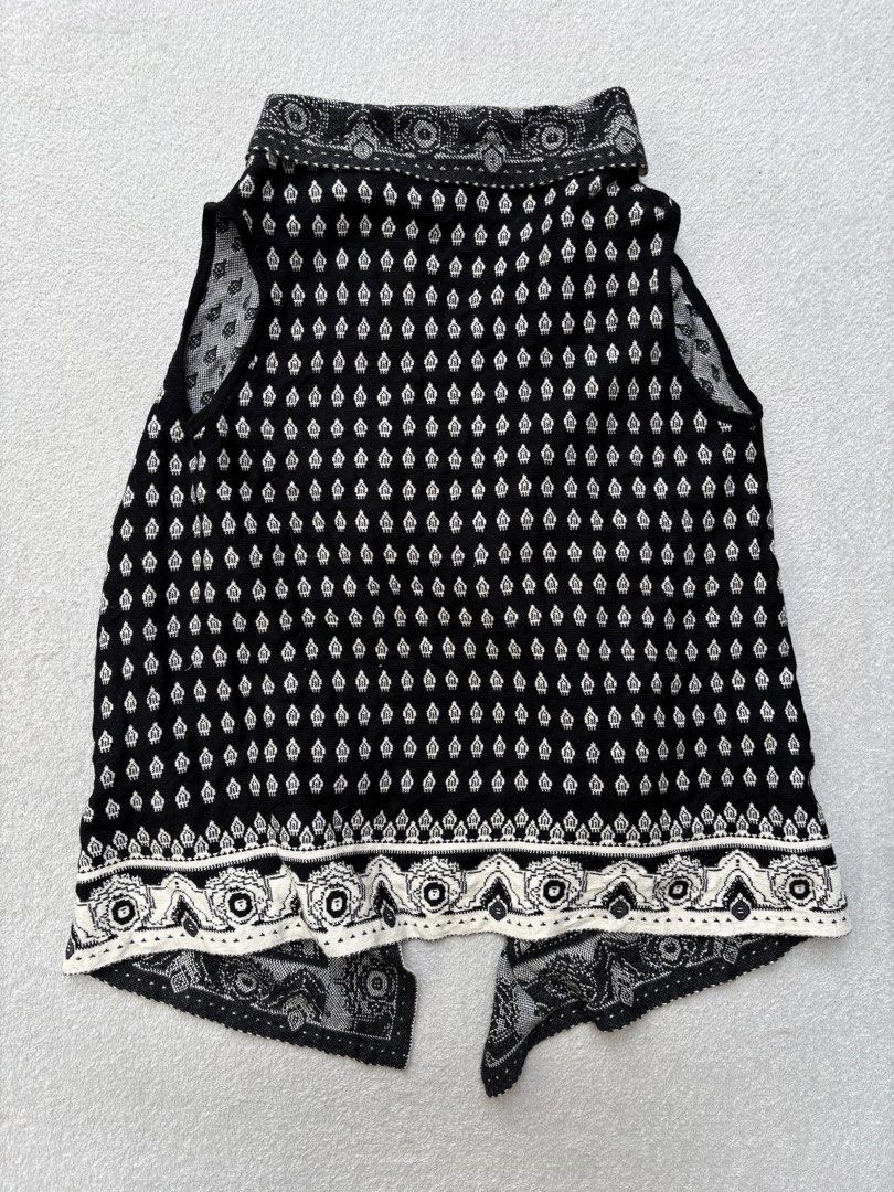 Alexander Mcqueen Late 2000s Woven Cotton Blend Drape-Front Open Vest (Category: Luxury Apparel) located in Baguio. Submitted by thecollector2600 (Listing ID 1467394879, Image 2). Description: Alexander Mcqueen Late 2000s Woven Cotton Blend Drape-Front Open Vest Unisex Pit to pit-22” Length-28.5”.