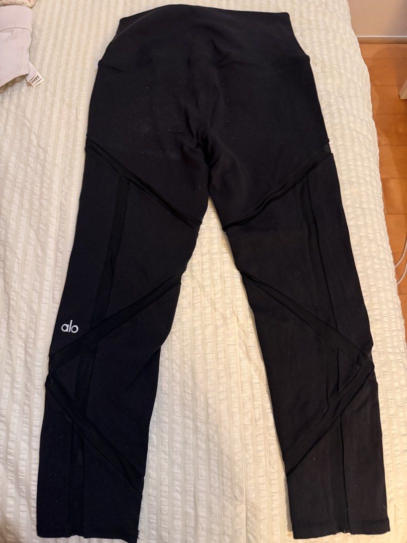 Alo Black Mesh Capri Leggings (Category: Activewear) located in Manila. Submitted by cgyu._ (Listing ID 1467448968, Image 1). Description: very flattering size s capri length!! has some lints but removable! :) .