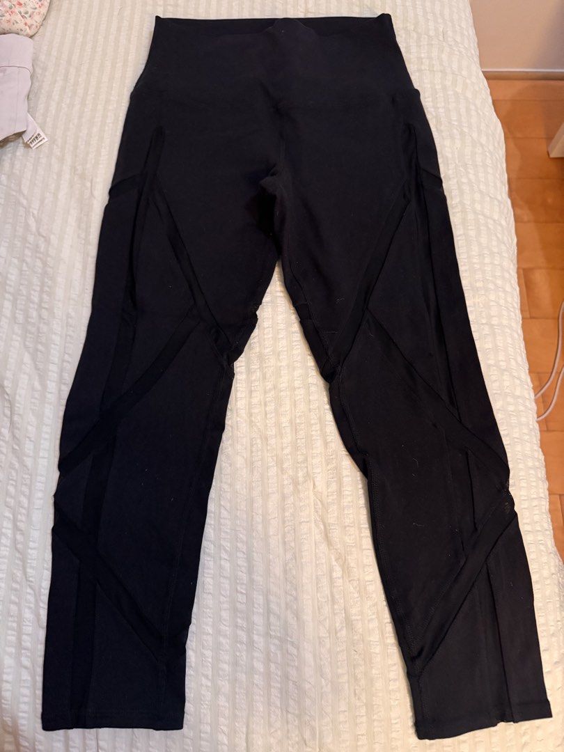 Alo Black Mesh Capri Leggings (Category: Activewear) located in Manila. Submitted by cgyu._ (Listing ID 1467448968, Image 2). Description: very flattering size s capri length!! has some lints but removable! :) .