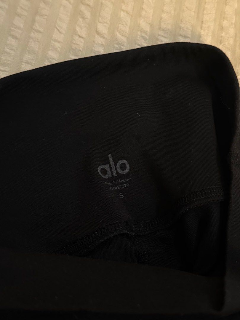 Alo Black Mesh Capri Leggings (Category: Activewear) located in Manila. Submitted by cgyu._ (Listing ID 1467448968, Image 3). Description: very flattering size s capri length!! has some lints but removable! :) .