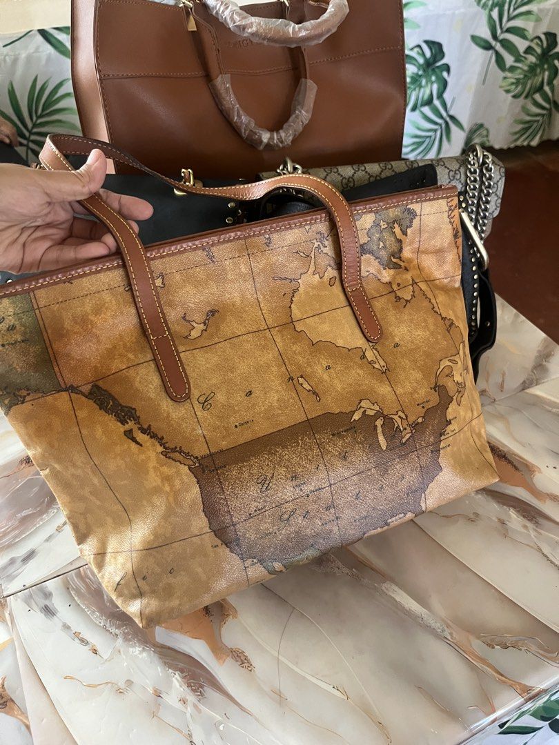 Alviro Martini medium bag (Category: Luxury Bags & Wallets) located in Baloi. Submitted by yusra3024 (Listing ID 1467493104, Image 3). Description: See pics po.
