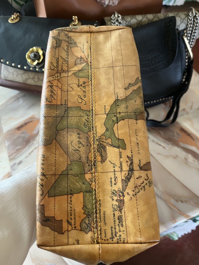 Alviro Martini medium bag (Category: Luxury Bags & Wallets) located in Baloi. Submitted by yusra3024 (Listing ID 1467493104, Image 2). Description: See pics po.