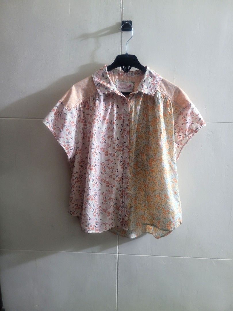 American Eagle top.as new (Category: Blouses) located in Los Banos. Submitted by lopecruz (Listing ID 1467486317, Image 1). Description: armpit : 23" length : 25" like new, no flaws Medium to near Large frame.