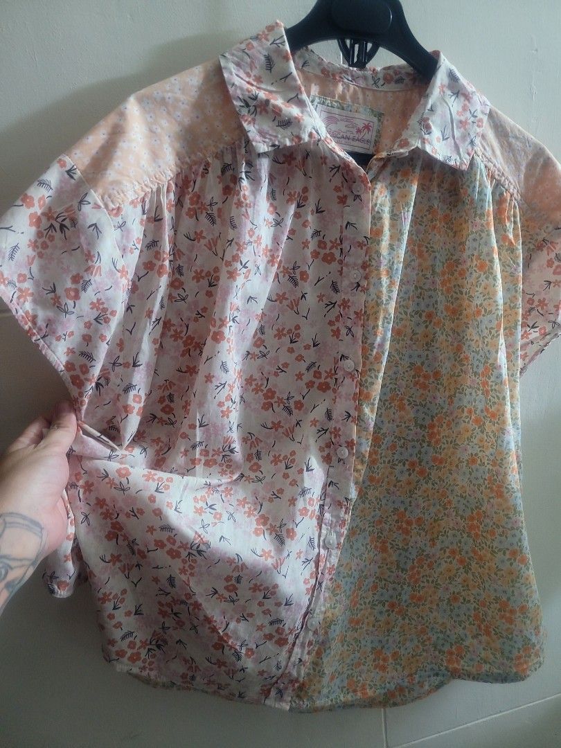 American Eagle top.as new (Category: Blouses) located in Los Banos. Submitted by lopecruz (Listing ID 1467486317, Image 2). Description: armpit : 23" length : 25" like new, no flaws Medium to near Large frame.
