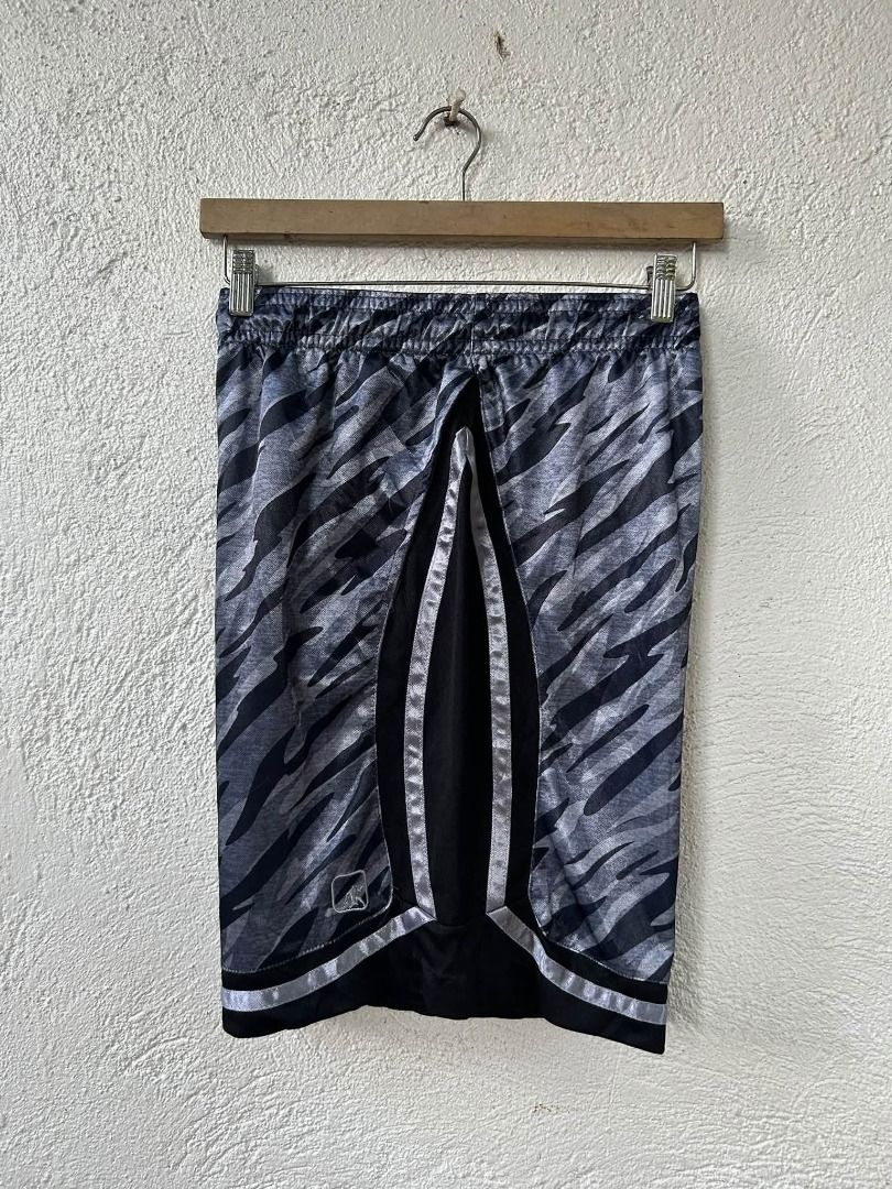 AND1 BALLER SHORT (Category: Shorts) located in Caloocan City. Submitted by vntgxlocalsph (Listing ID 1467480107, Image 2). Description: ISSUE : SUPER MINIMAL RUNS HALOS WALA / HINDI NAKALABAS YUNG ISANG LACE DIMES : 34-40 x 20 x 14 NASISIKIPAN PA .