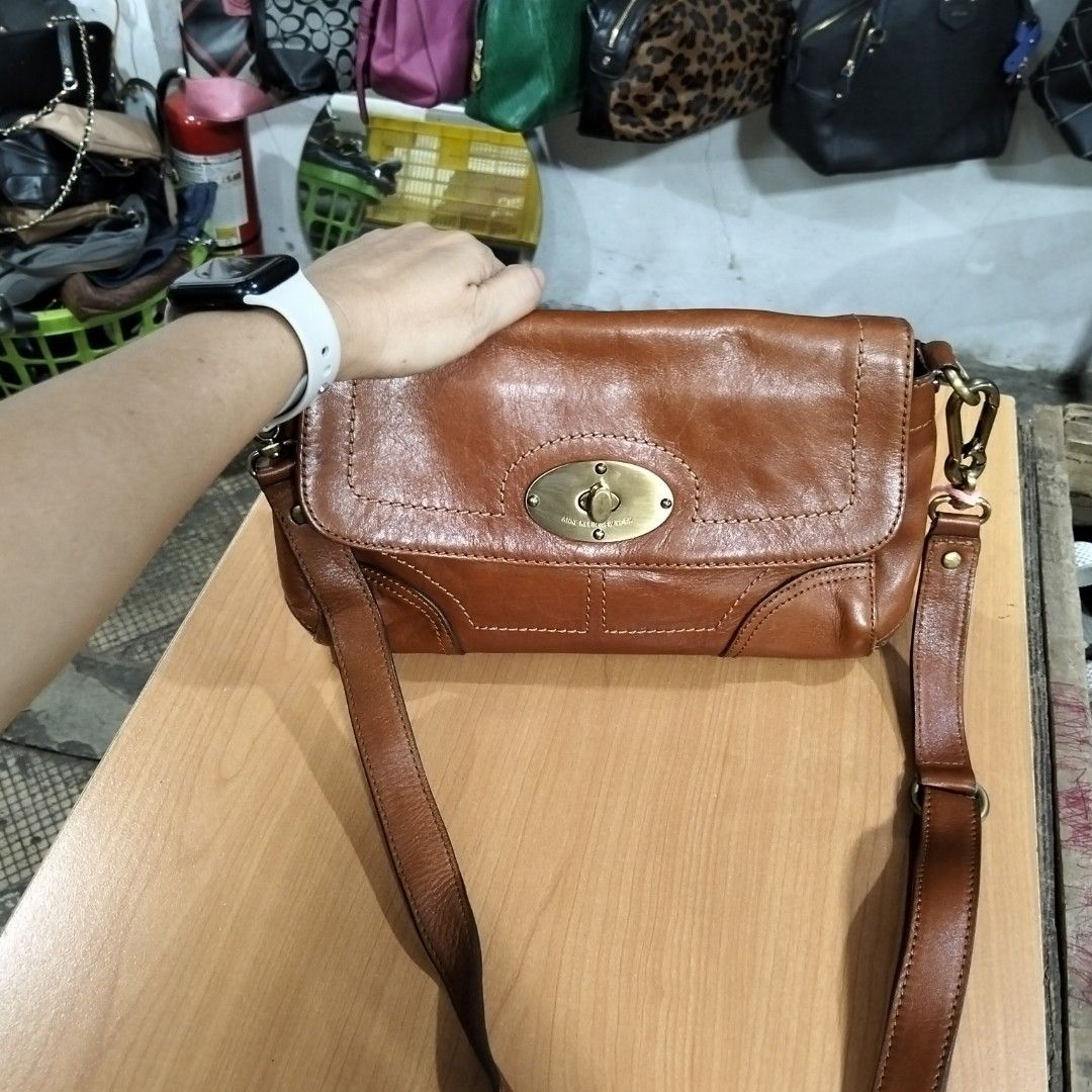Anne Klein Crossbody Bag (Category: Cross-body Bags) located in El Salvador. Submitted by francheskaukayukay (Listing ID 1467454833, Image 2). Description: leather.