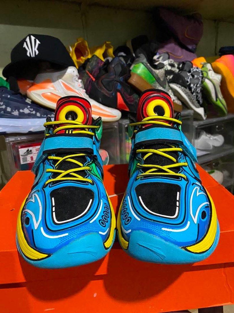 ANTA KT Splash 5 "Nijigen" Size: 9.5 / 43 (Category: Sneakers) located in Manila. Submitted by kimwelljoh77132 (Listing ID 1467428046, Image 2). Description: - Authentic Anta Klay Thompson signature basketball shoes - Eye-catching blue, yellow, and green colorway with unique comic art graphics - Secure midfoot strap for ultimate lockdown and ankle support - Cushioned sole with circular traction pattern for superior court grip - High-top design fe